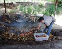 IMG_20191120_141005 20/11/2019 - Vous connaissez le Curando ? C'est un mode de cuisson hérité des Mapuches où les aliments sont enterrés pêle-mêle avec des feuilles. This is a...